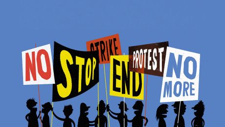 Streikende Menschen protestieren mit Plakaten Streikende Menschen protestieren mit Plakaten