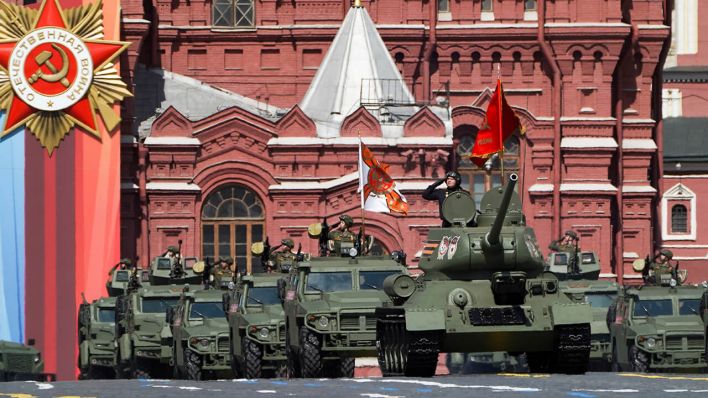 Der legendäre sowjetische Panzer T-34 führt die Kolonne russischer Panzerfahrzeuge auf dem Roten Platz während der Militärparade zum Tag des Sieges, mit der der 78. Jahrestag des Endes des Zweiten Weltkriegs begangen wird, an © Pelagiya Tikhonova/M24/Moscow News Agency/AP/dpa