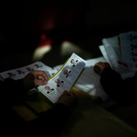 Ein Wahlhelfer hält die Stimmzettel für die Präsidentschaftswahlen mit den Namen von Recep Tayyip Erdogan, Muharrem Ince, Kemal Kilicdaroglu und Sinan Ogan bereit
