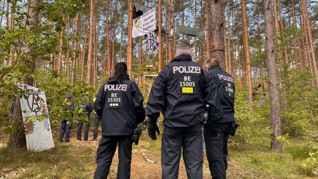 Polizeieinsatz in der Wuhlheide: Protestcamp wird aufgelöst © dpa/Paul Zinken