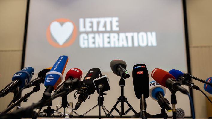 Mikrofone bei einer Pressekonferenz der "Letzten Generation" © dpa/Christoph Soeder