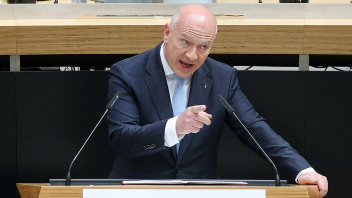 Kai Wegner (CDU), Regierender Bürgermeister von Berlin, während seiner ersten Regierungserklärung © dpa/Wolfgang Kumm