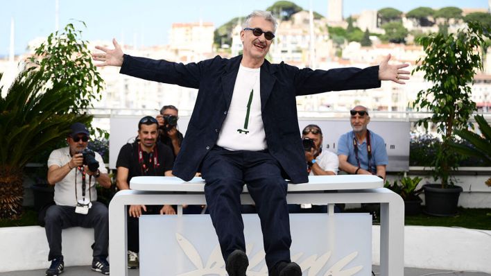 Regisseur Wim Wenders bei einem Fototermin für den Film "Perfect Days" während der 76. der Filmfestspiele von Cannes © Christophe Simon/AFP/dpa