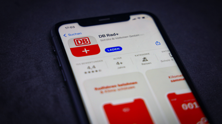 Die App DB Rad+ auf einem Smartphone © IMAGO / Rüdiger Wölk