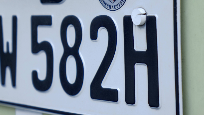 Ein H-Autokennzeichen © IMAGO / Steinach
