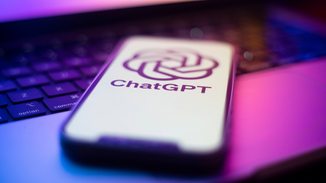 Das OpenAI ChatGPT-Logo auf einem Smartphone © IMAGO / NurPhoto