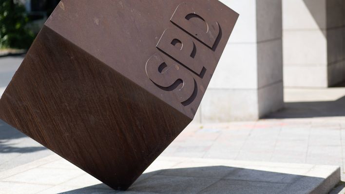 Stahlwürfel-Skulptur vor der Parteizentrale der SPD in Berlin © IMAGO / Dirk Sattler