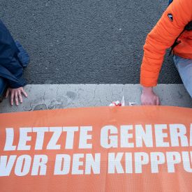 Demonstranten der "Letzten Generation" © IMAGO / Olaf Schuelke