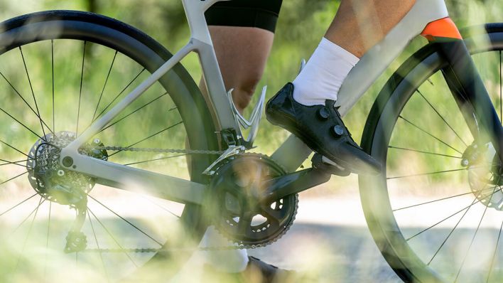 Rennradfahrer mit Klick-Fahrradschuhen © IMAGO/Westend61