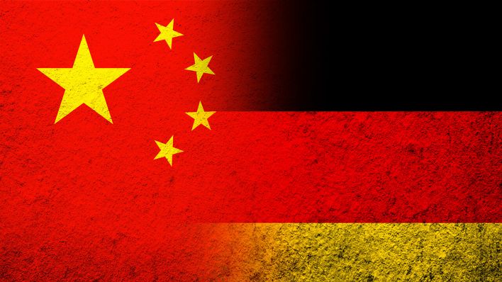 Flaggen von Deutschland und China © IMAGO/Panthermedia/Viacheslav Chernobrovin