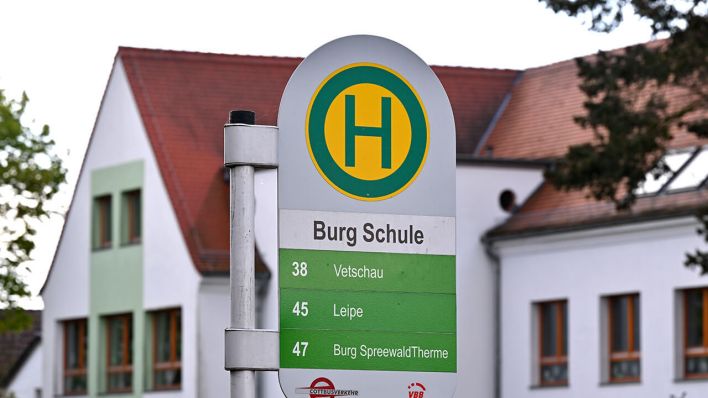 Die Bus-Haltestelle "Burg Schule" steht vor einer Grund- und Oberschule im Spreewaldort Burg © picture alliance/dpa | Patrick Pleul