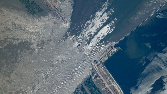 Dieses von Planet Labs PBC zur Verfügung gestellte Satellitenbild zeigt einen Überblick über die Schäden am Kachowka-Damm im Süden der Ukraine © picture alliance/dpa/Planet Labs PBC/AP | Uncredited