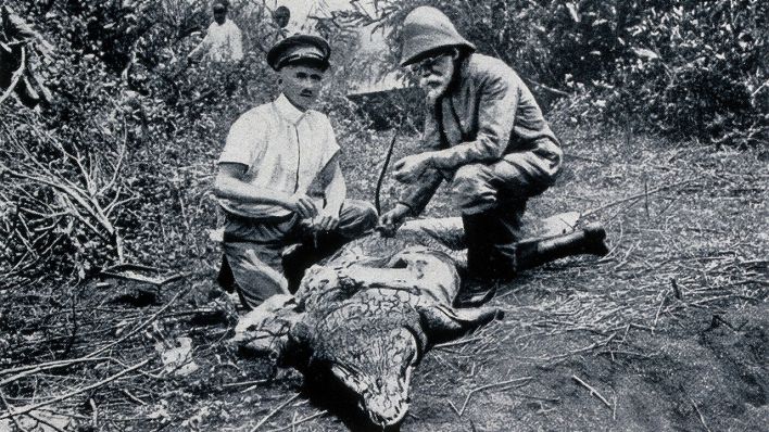 Robert Koch mit einem toten Krokodil in Ostafrika (1906/1907)