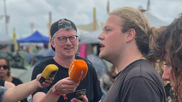 Steen Lorenzen in Roskilde - hier mit Bo, der ehrenamtlich bei einer Pfandstation arbeitet © radioeins/Lorenzen Steen Lorenzen in Roskilde - hier mit Bo, der ehrenamtlich bei einer Pfandstation arbeitet © radioeins/Lorenzen