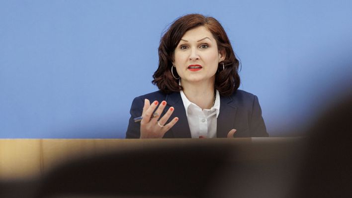 Ferda Ataman, Bundesbeauftragte fuer Antidiskriminierung, stellt am 27.06.2023 den Jahresbericht vor © imago images/photothek