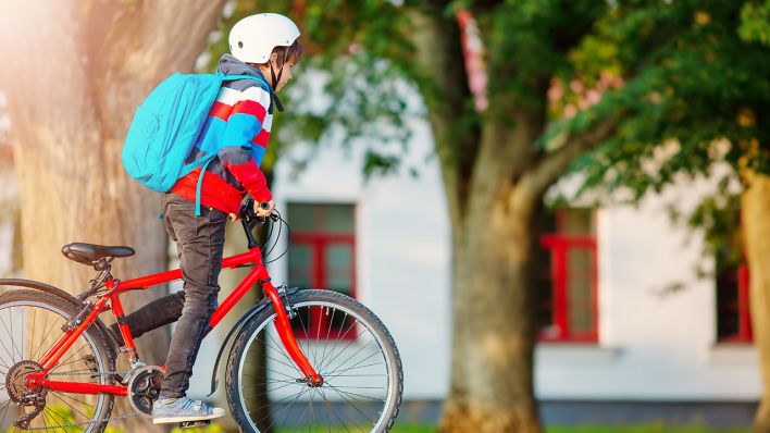 Ein Kind fährt Fahrrad © IMAGO / Panthermedia