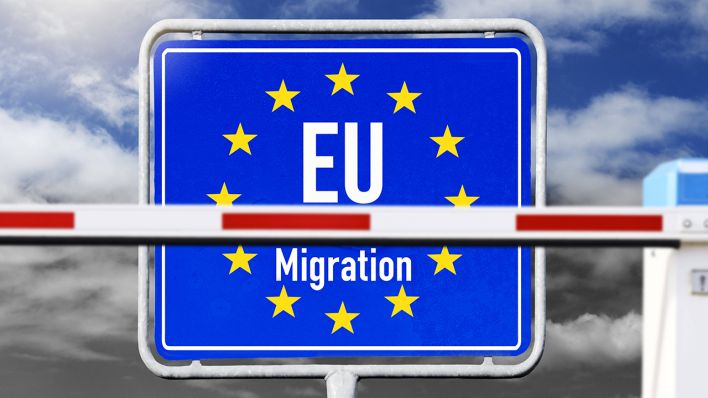 FOTOMONTAGE: EU-Schild mit Aufschrift Migration und geschlossener Schlagbaum © IMAGO / Christian Ohde