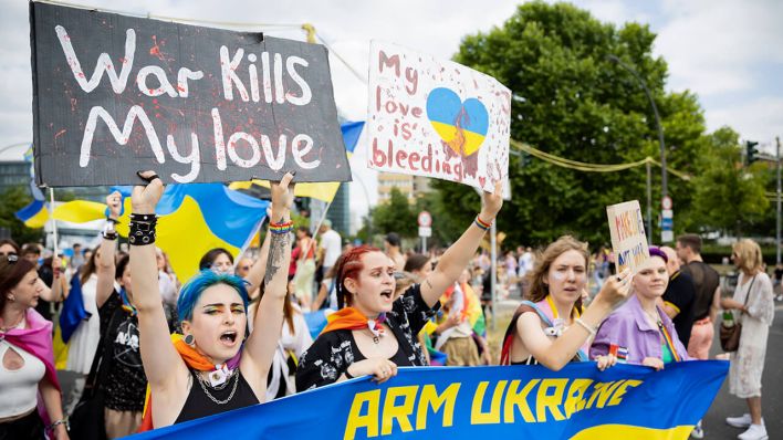 Teilnehmer demonstrieren beim Christopher Street Day (CSD) für die Ukraine unter dem Motto "United in Love! Gegen Hass, Krieg und Diskriminierung" © picture alliance/dpa | Christoph Soeder