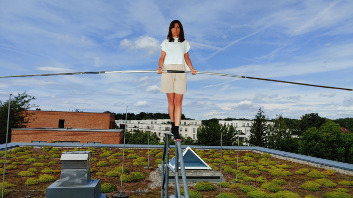 Christiane Falk über den Dächern des rbb in Potsdam-Babelsberg (Fotomontage) © radioeins