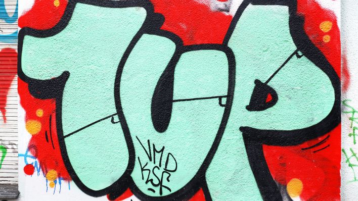 Ein Graffito der Berliner Graffiti-Crew 1UP ist am 22.02.2018 in Berlin an der Wand eines Hauses in Kreuzberg zu sehen © dpa/Wolfram Steinberg