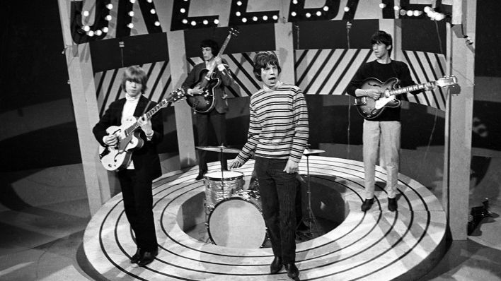 Die Rolling Stones bei einem TV-Auftritt 1962; v.l.n.r: Brian Jones, Bill Wyman, Mick Jagger und Charlie Watts. Hinter Jagger sitzt Charlie Watts am Schlagzeug. © imago images/United Archives