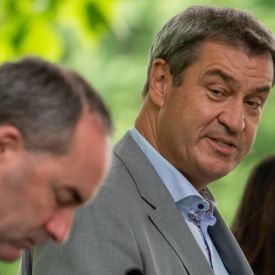 Markus Söder (CSU, re.), Minsterpräsident von Bayern, zusammen mit Wirtschaftsminister Hubert Aiwanger (Freie Wähler) © dpa/Stefan Puchner