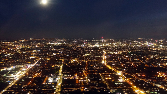 Berlin nachts hell erleuchtet bei Vollmond