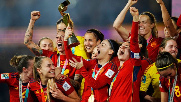 Spaniens Spielerinnen feiern am 20.08.2023 mit dem WM-Pokal nach dem Sieg gegen England © AP/Abbie Parr
