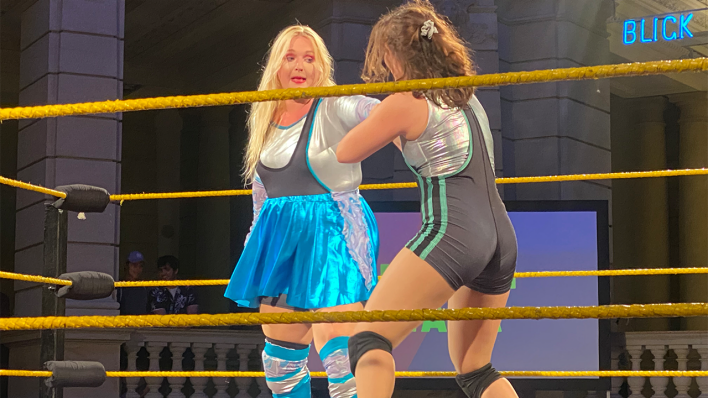 Feministische Wrestling Performance im Museum für Kommunikation