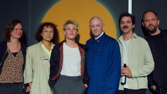 "Grenzgänger": Mark Reeder und Sophia Wetzke (mi.) zusammen mit ihrer Podcast-Crew © radioeins/Jochen Saupe "Grenzgänger": Mark Reeder und Sophia Wetzke (mi.) zusammen mit ihrer Podcast-Crew © radioeins/Jochen Saupe