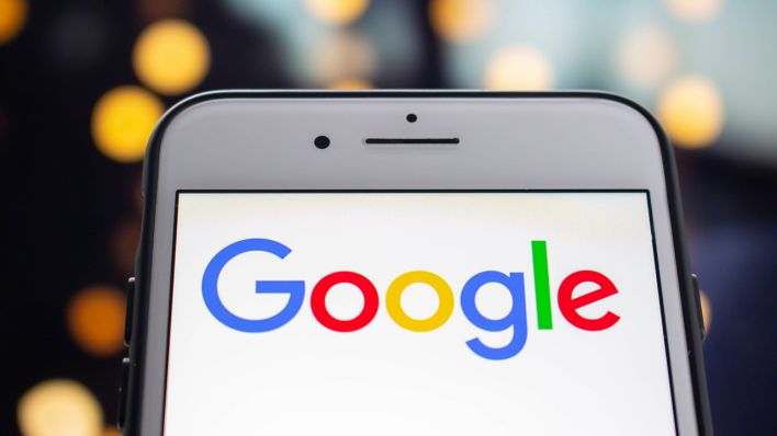 Google Logo auf einem Smartphone © IMAGO / Zoonar