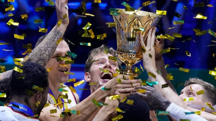 Deutschlands Basketballer feiern den WM-Titel © AP Photo/Michael Conroy