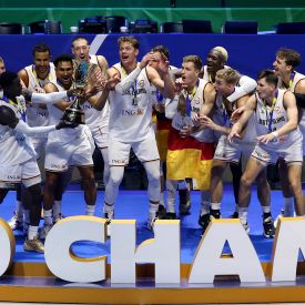Deutschlands Basketballer feiern den WM-Titel © dpa/Matthias Stickel