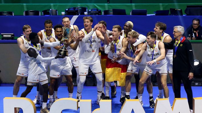Deutschlands Basketballer feiern den WM-Titel © dpa/Matthias Stickel