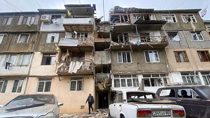 Ein beschädigtes Wohnhaus nach einem Beschuss in der Region berg-Karabach © AP Photo/Siranush Sargsyan