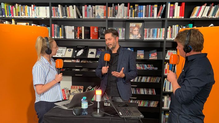 Josef Batora (m.) im Gespräch bei radioeins © radioeins/Ernst