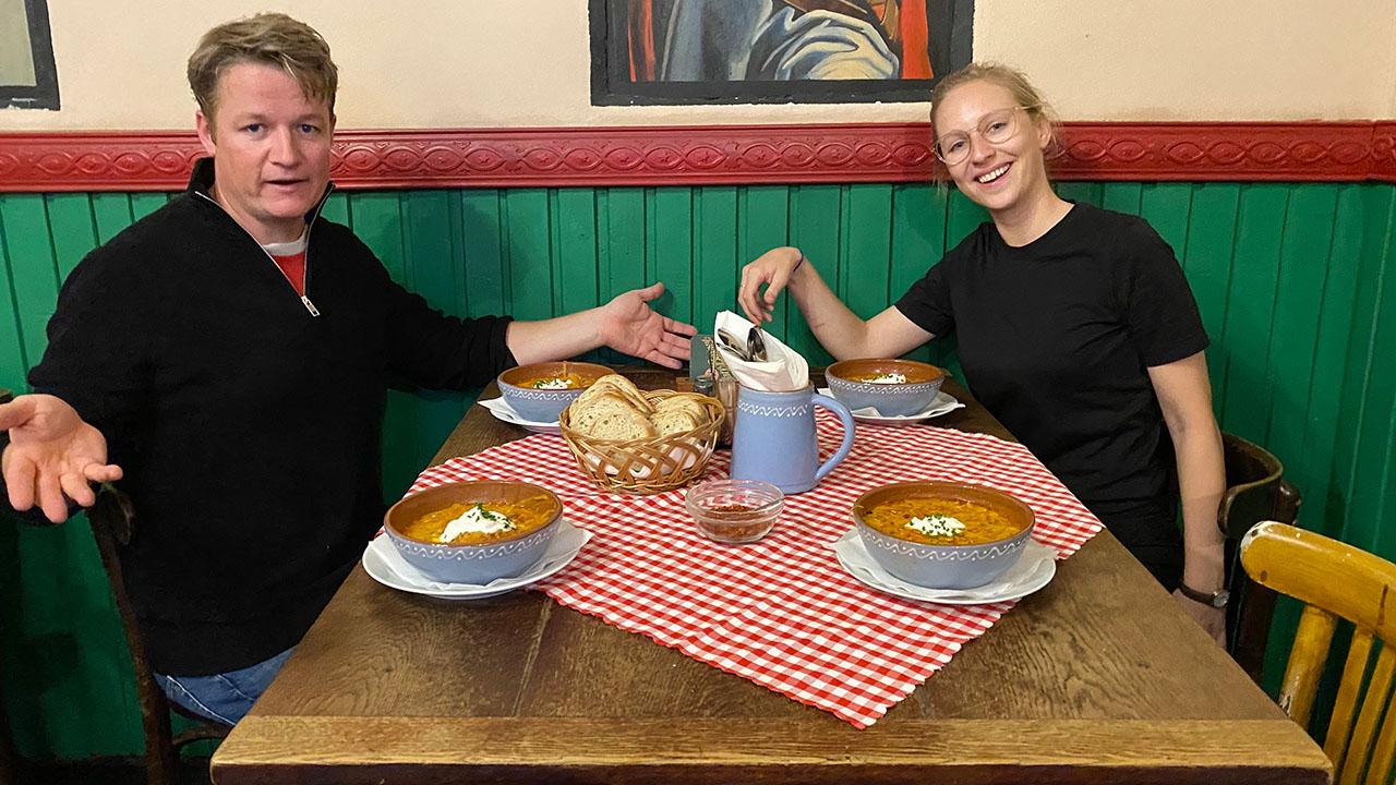 Max und Meili lassen sich die "Kapustnica"-Suppe schmecken © radioeins/S. Krause