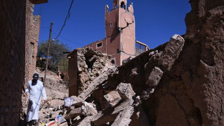 Ein Mann geht am 10.09.2023 durch die Trümmer vor einer beschädigten Moschee © Europa Press/AP