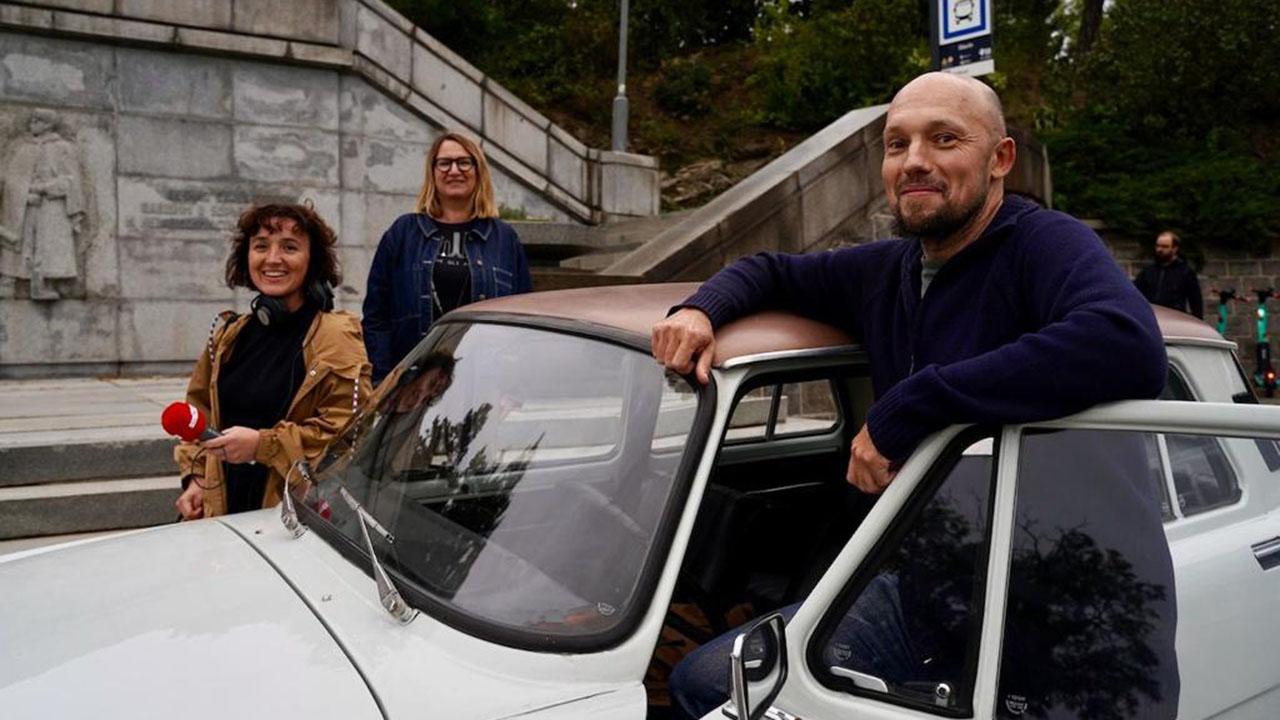 Andrea Handels und Julia Riedhammer waren mit einem Skoda 100L original aus den 70er Jahren in Bratislava unterwegs © rbb/Julia Riedhammer