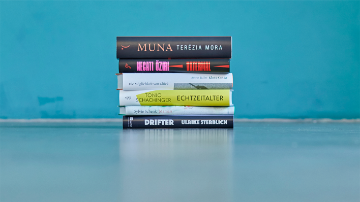 Bücherrücken der Shortlist Deutscher Buchpreis 2023 © Christoph Jakob