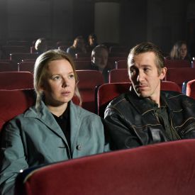 Ansa (Alma Pöysti) und Holappa (Jussi Vatanen) im Kino (Filmstill) © Sputnik Oy/Pandora Film, Foto: Malla Hukkanen