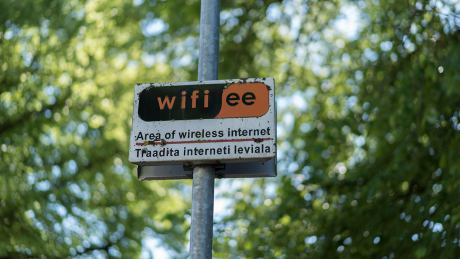Hinweisauf freies WLan in Pärnu, Estland © IMAGO / ecomedia/robert fishman