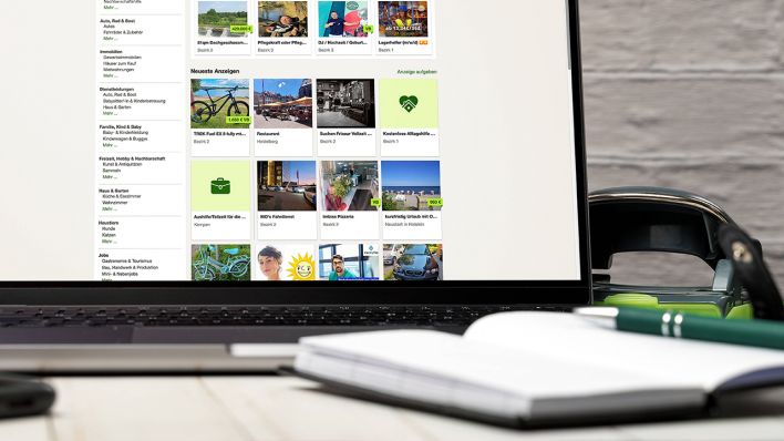 Kleinanzeigen-Portal wird auf einem Laptop angezeigt © IMAGO / Bihlmayerfotografie