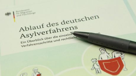 Informationsbroschüre vom Bundesamt für Migration und Flüchtlinge über den Ablauf des deutschen Asylverfahrens. © IMAGO / Hanno Bode