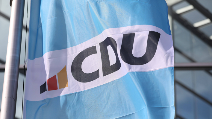 Fahne mit dem CDU Logo © IMAGO / dts Nachrichtenagentur