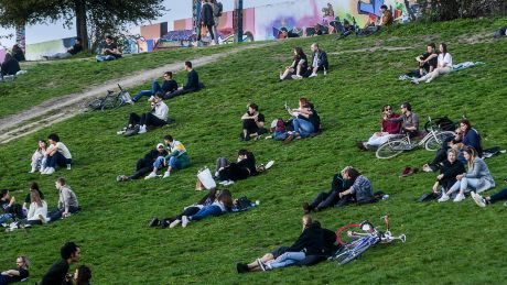 Jugendliche und junge Erwachsene sitzen im Berliner Mauerpark © imago images/Funke Foto Services/Sergej Glanze