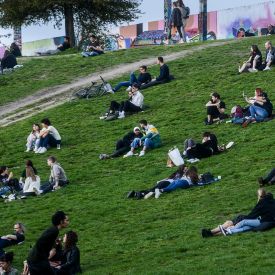 Jugendliche und junge Erwachsene sitzen im Berliner Mauerpark © imago images/Funke Foto Services/Sergej Glanze