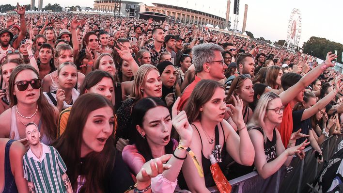 Besucherinnen und Besucher feiern am 10.09.2023 beim Lollapalooza Festival in Berlin © imago images/Votos-Roland Owsnitzki