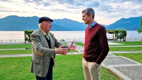 Mein Italien unter Meloni: Ingo Zamperoni mit seinem Vater Gianni am Ufer des Lago Maggiore © NDR/Daniela Agostini