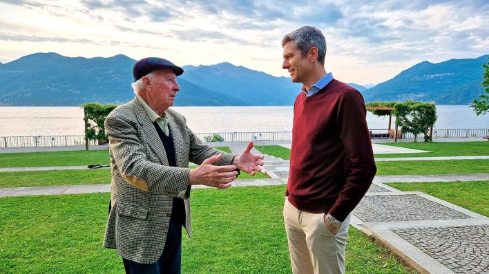 Mein Italien unter Meloni: Ingo Zamperoni mit seinem Vater Gianni am Ufer des Lago Maggiore © NDR/Daniela Agostini